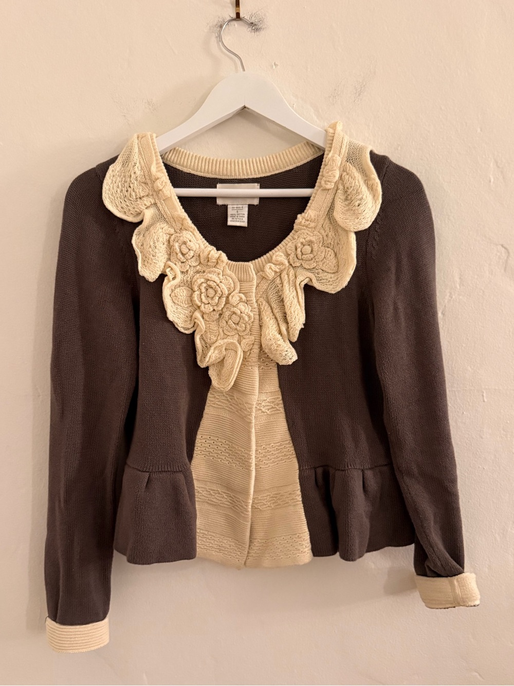 Vintage Dark Gray Knit Sweater with Cream Collar